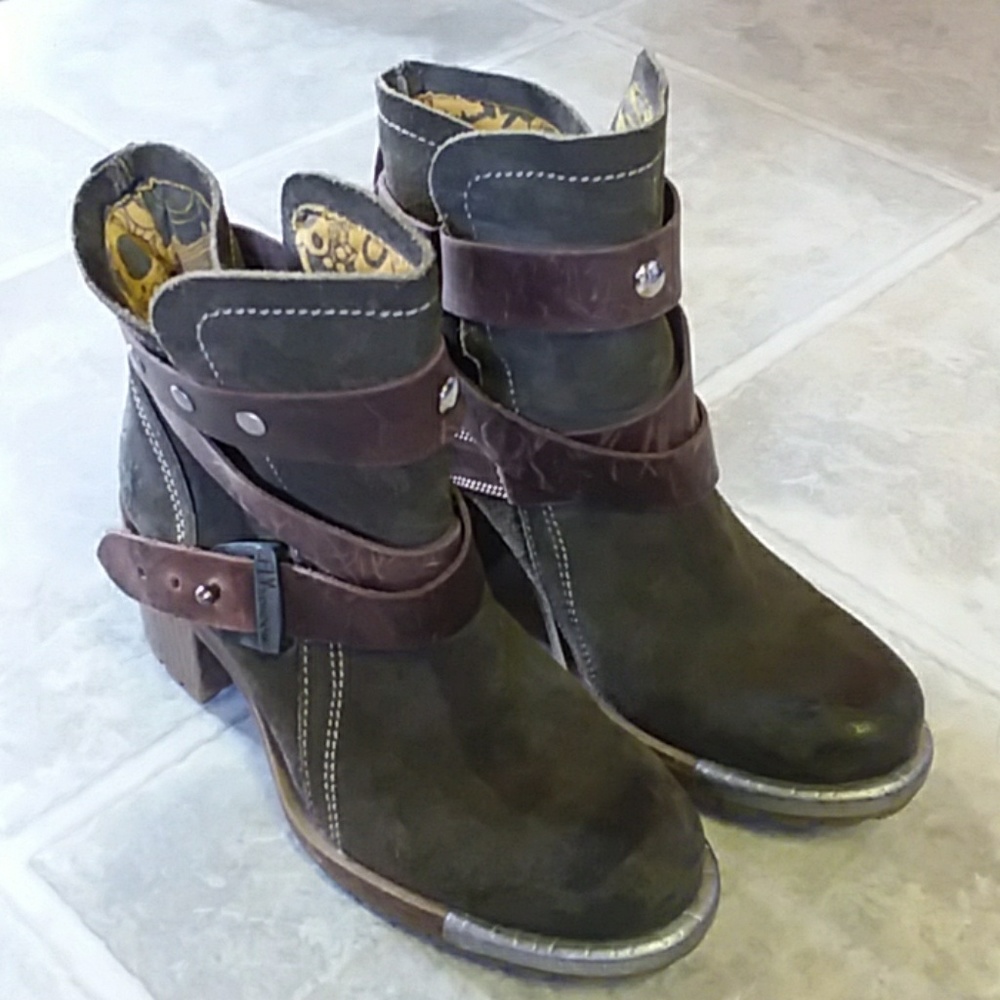 FLY London boots. never worn.